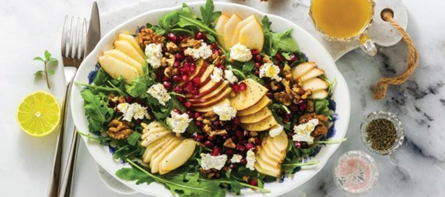 Salat mit Apfel und Granatapfel